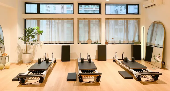 上環普拉提工作室內部 - 香港Relevé的自然光普拉提器械房間